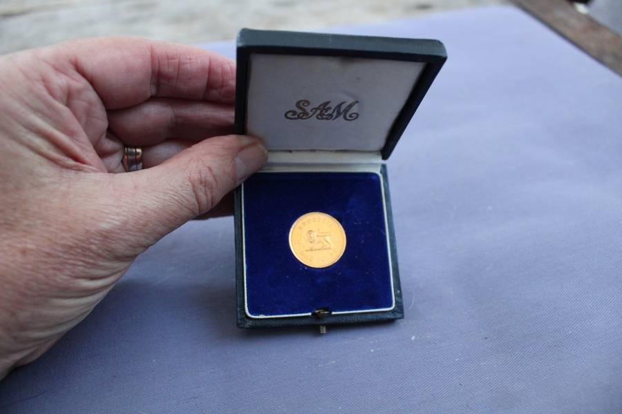 for Mhaki Khaki ONLY! Rhodesian gold one pound - boxed - gradeable - stunning coin!