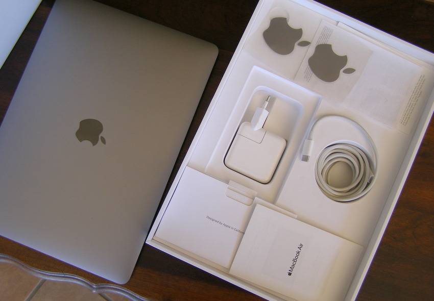 APPLE MACBOOK AIR 13-INCH, M1 CHIP 7-CORE GPU 256GB, as new, opened but not used