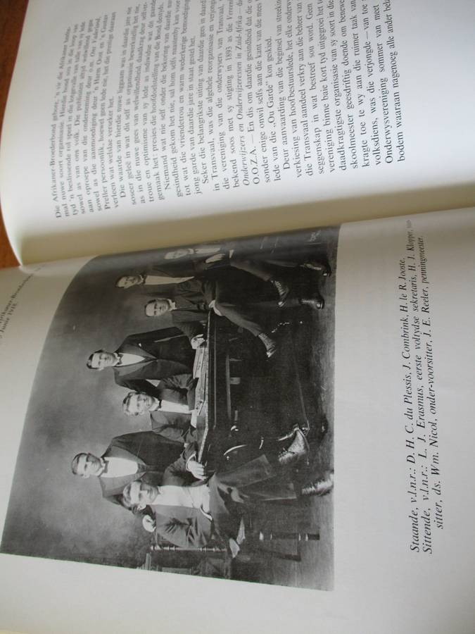 'n Volk staan op uit sy as: Verhaal van die Afrikaanse Pers (1962) Beperk L.J. Erasmus