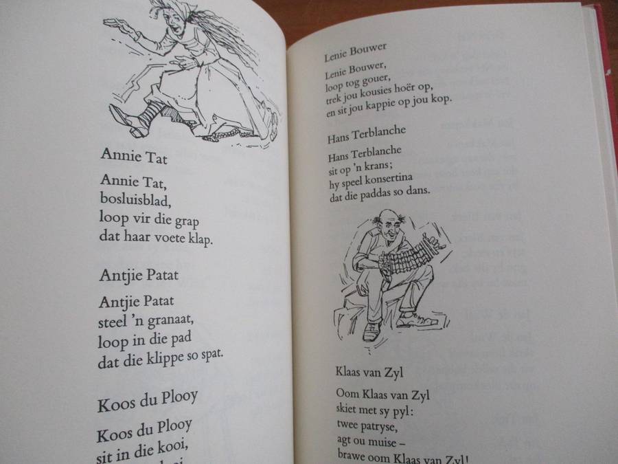 TRIPPE TRAPPE TRONE & VARKIES IN DIE BONE. 2 bundels volksrympies versamel deur Pieter W Grobbelaar