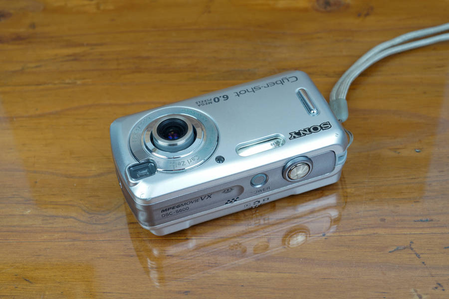 Sony Cybershot DSC-S600 digital compact camera *CCD sensor**