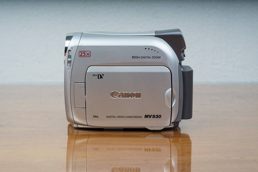 Canon MV930 compact MiniDV CCD-sensor camcorder