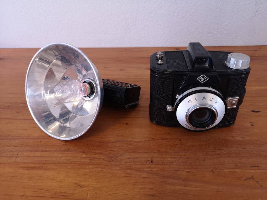Agfa Clack bakelite camera and flash