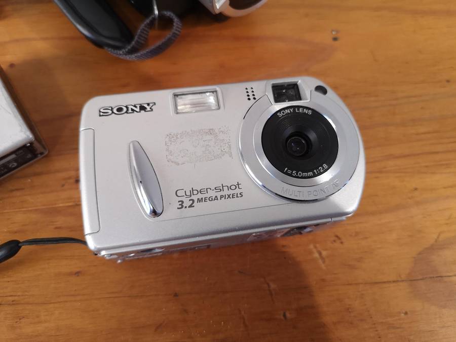 Digital cameras job-lot **parts or repair**