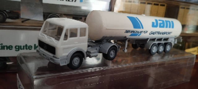 Wiking Mercedes Benz Gas Tanker Lorry - Jani - 1/87 Scale