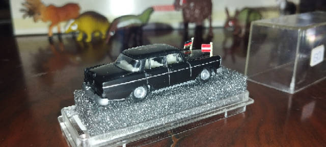 Prep Mercedes Benz 220 Diplomatic Car - 1/87 Scale