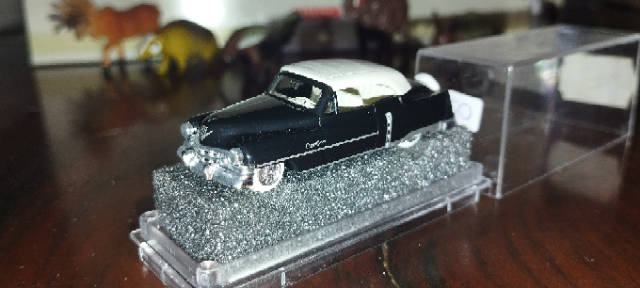 Praliné 1954 Cadillac   - 1/87 Scale