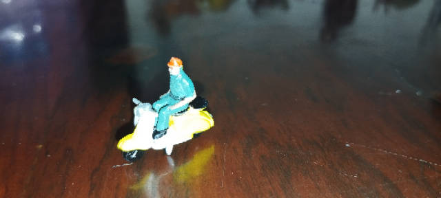 Scooter with Rider - Yellow - HO Scale