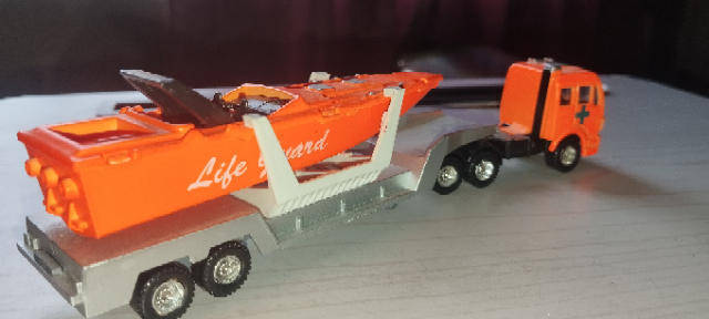 Maisto Mercedes Benz Lorry - Speedboat Load - 1/87 Scale
