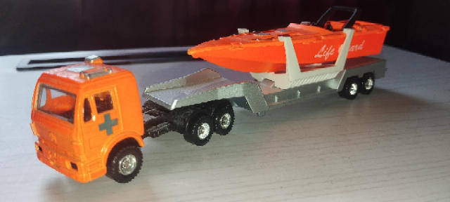 Maisto Mercedes Benz Lorry - Speedboat Load - 1/87 Scale