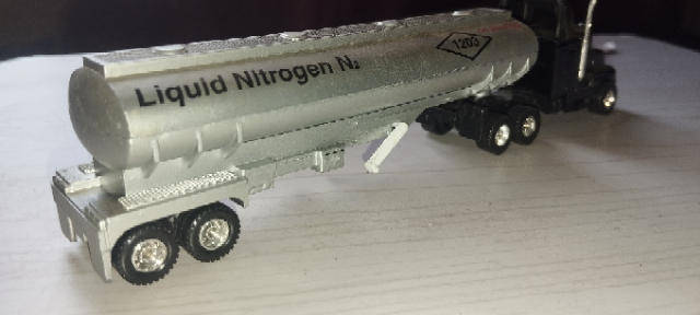 Maisto American Style Tanker Lorry - Liquid Nitrogen - 1/87 Scale