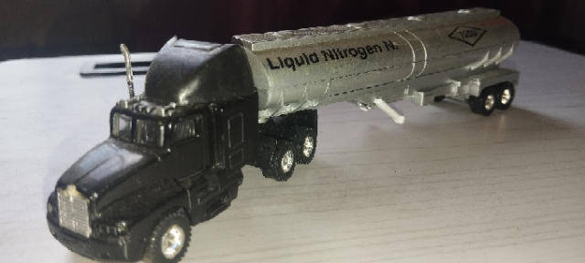 Maisto American Style Tanker Lorry - Liquid Nitrogen - 1/87 Scale