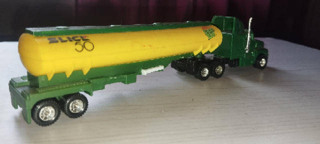 Maisto American Style Tanker Lorry - Quaker State - 1/87 Scale