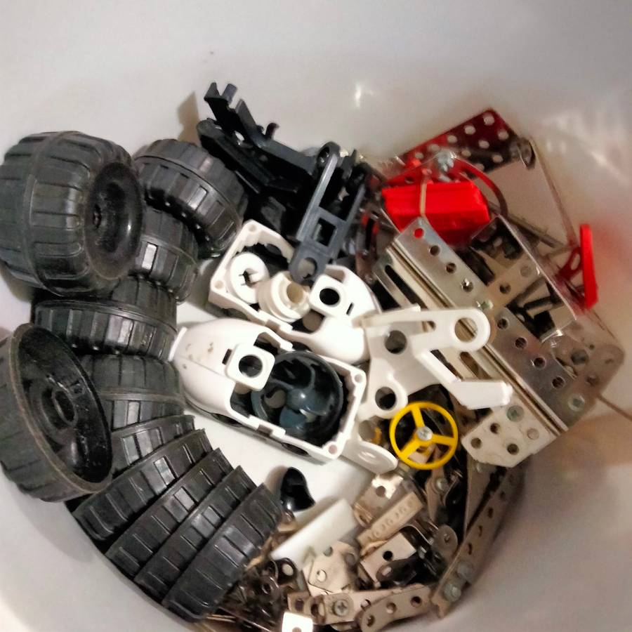 Meccano Mixed odds parts metal+ plastic parts Used+plastic storage tub-brochureREAD+seePic added car