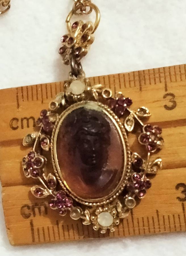 Necklace 1980 CAMEO 3D Glass Amethyst fab Rhinestones in flowers+leaves rope trim chain gold tone