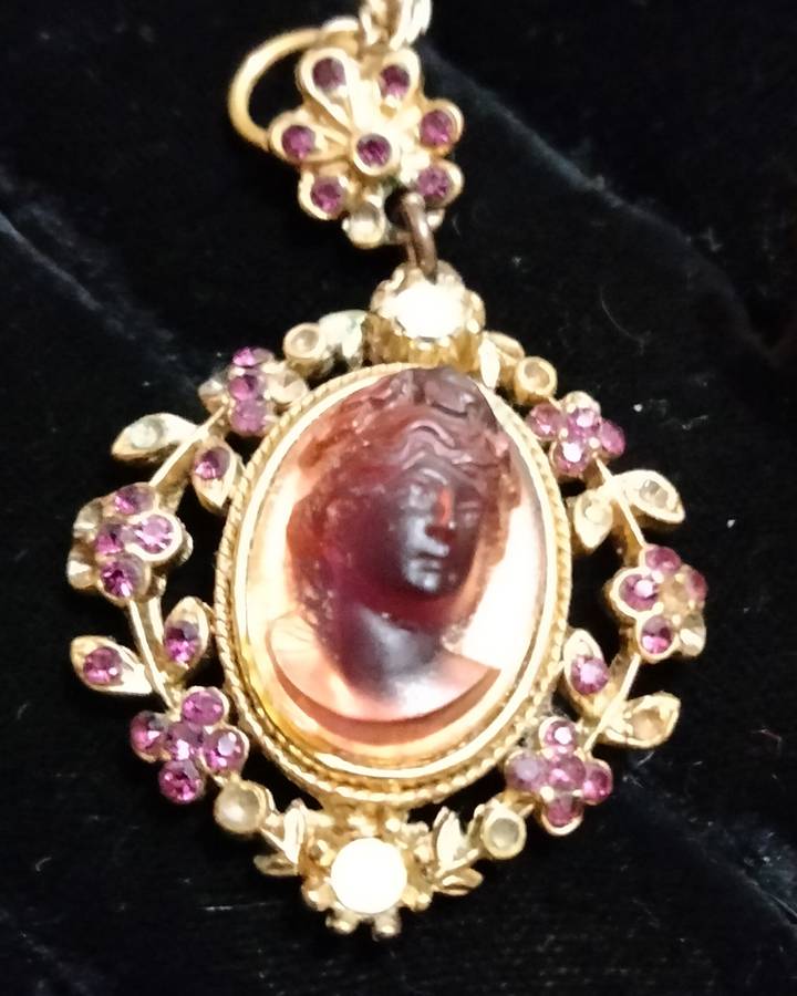 Necklace 1980 CAMEO 3D Glass Amethyst fab Rhinestones in flowers+leaves rope trim chain gold tone