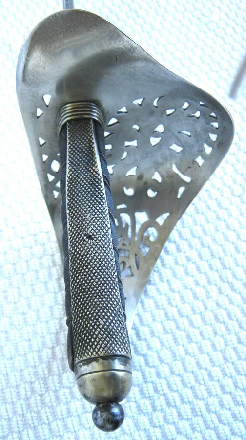 WW1 BRITISH PATTERN 1897 GEORGE V INFANTRY OFFICERS SWORD WITH LEATHER SCABBARD IN FAIR CONDITION