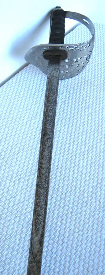 WW1 BRITISH PATTERN 1897 GEORGE V INFANTRY OFFICERS SWORD WITH LEATHER SCABBARD IN FAIR CONDITION