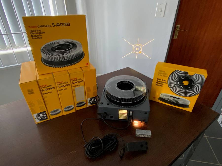 KODAK Slide Projector  S-AV 2030 with Kodak Retinar Vario Zoom Lens 70-120mm (LOT 2)