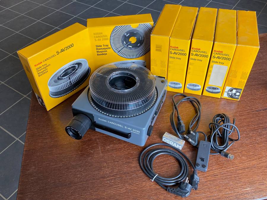 KODAK Slide Projector  S-AV 2030 with Kodak Retinar Vario Zoom Lens 70-120mm (LOT 2)