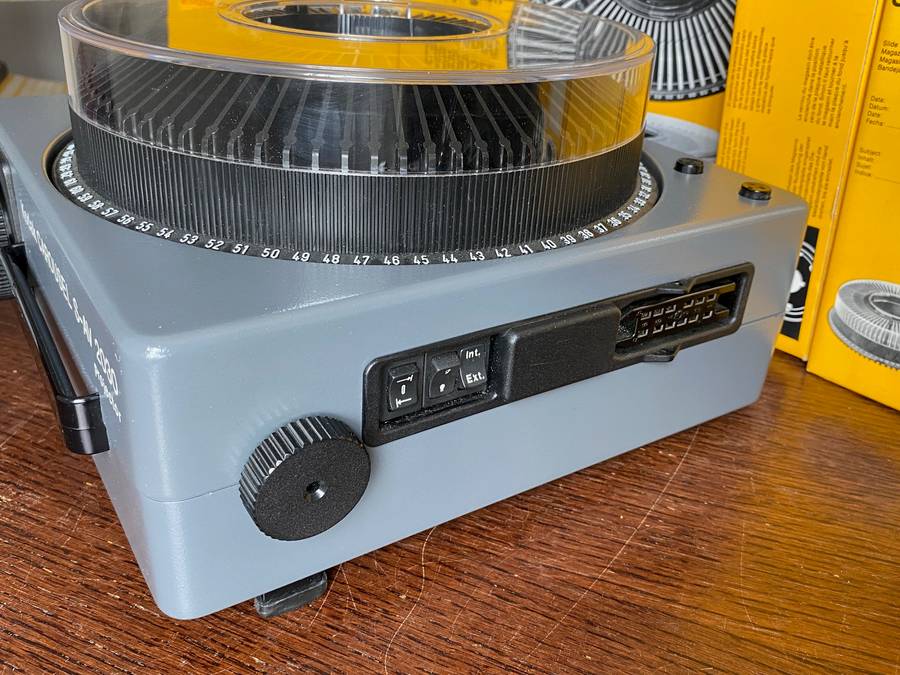 KODAK Slide Projector  S-AV 2030 with Kodak Retinar Vario Zoom Lens 70-120mm (LOT 2)