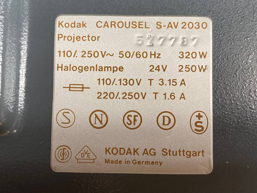 KODAK Slide Projector  S-AV 2030 with Kodak Retinar Vario Zoom Lens 70-120mm (LOT 2)