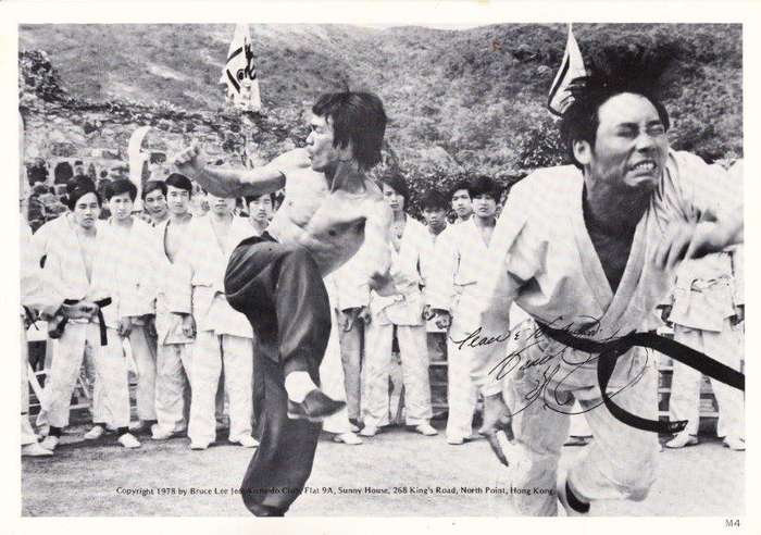 Bruce Lee- the Fighting Spirit (Includes Signed Photograph) - Lee, Bruce