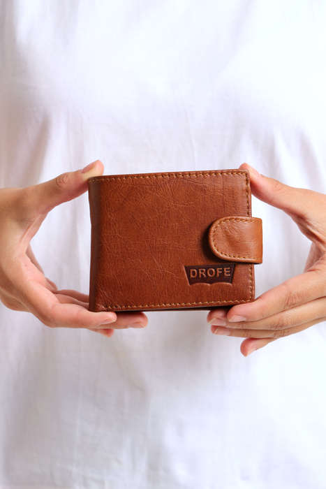Men's Genuine Leather Bi-Fold Wallet With Multiple Compartments