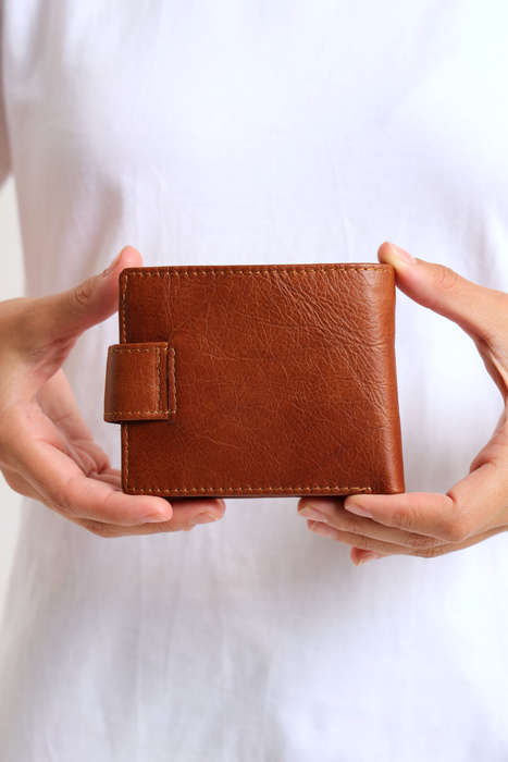 Men's Genuine Leather Bi-Fold Wallet With Multiple Compartments