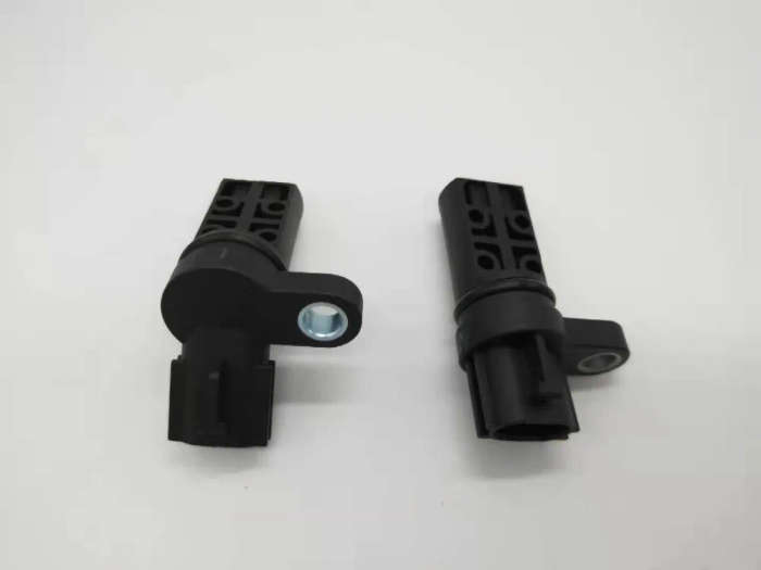 2PCS Camshaft position Sensor For Nissan Micra Frontier