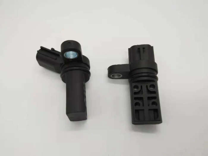 2PCS Camshaft position Sensor For Nissan Micra Frontier