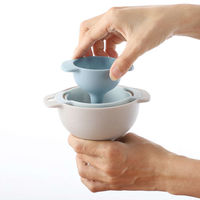 Set Of 4 Nesting Funnels With Strainer