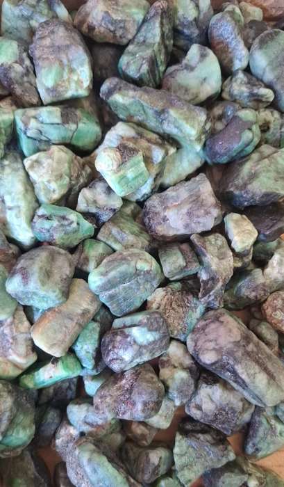 Rough Emerald with biotite mica,1.5-3.8cm, Sandawana in Zimbabwe