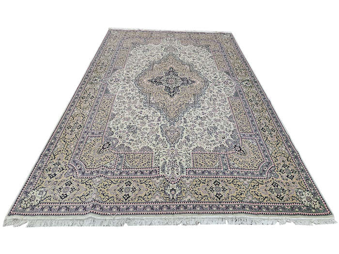 Stunning Persian Kashan Carpet - 400 x 300 CM
