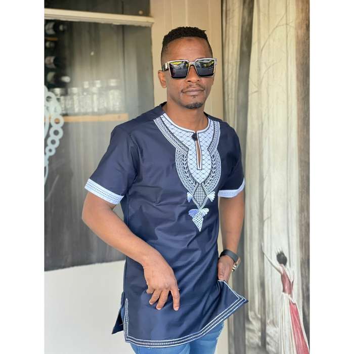 Mens African Vintage Embroidered T-Shirt - WHITE / L