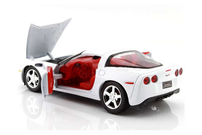 Corvette C6 White 2005 (scale 1 : 24)