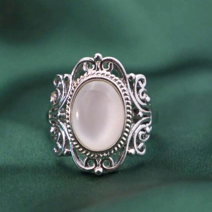 Gorgeous Vintage Ring with Oval Moonstone - Size M (6)