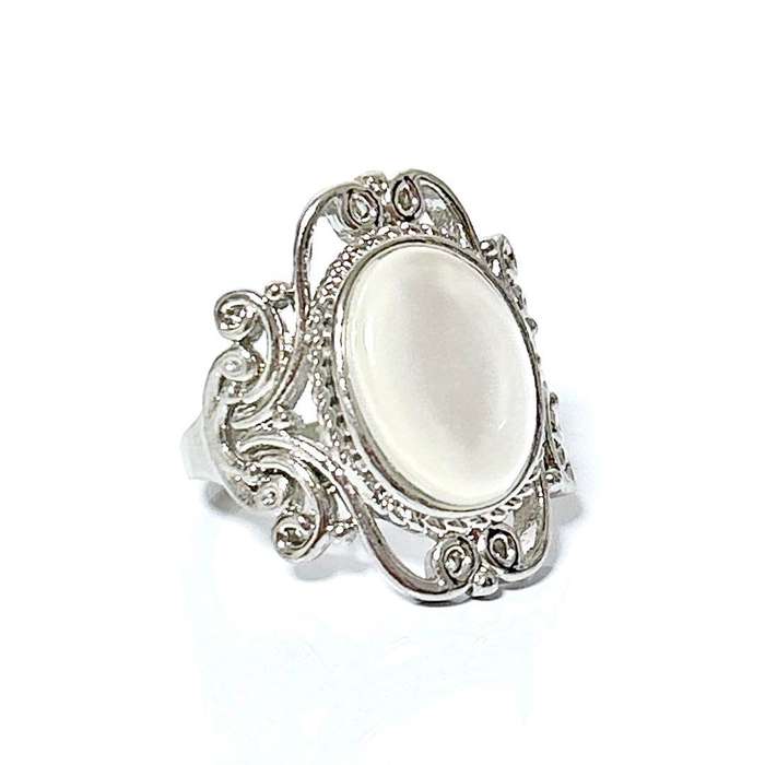 Gorgeous Vintage Ring with Oval Moonstone - Size M (6)