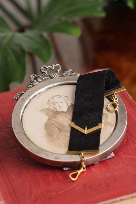 A 9ct Yellow Gold and Ribbon Watch Chain / Bracelet