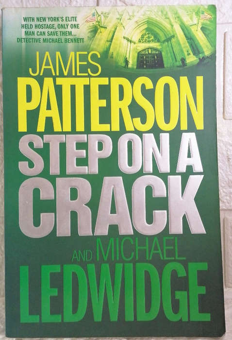 Patterson, Michael Ledwidge James; Ledwidge, Michael - Step On A Crack (Michael Bennett #1) (Mich...