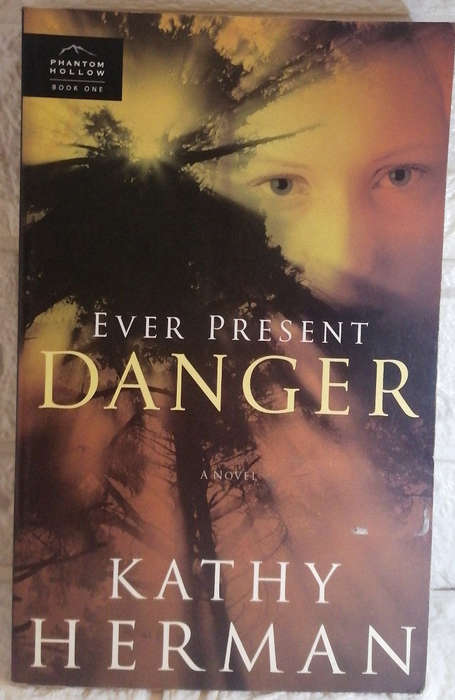 Herman, Kathy - Ever Present Danger (Phantom Hollow Series, #1) (Kathy Herman)