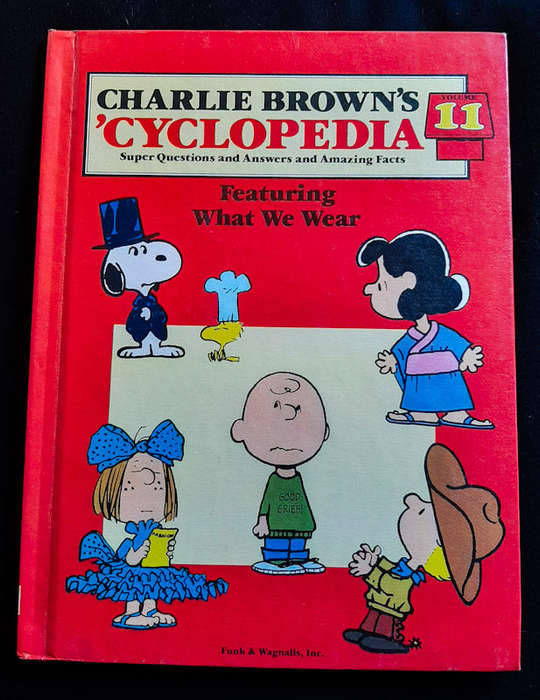 Hardcover, Extra Large - Charlie Brown'S Encyclopedia Featuring What We Wear (Extra Large Hardcover)