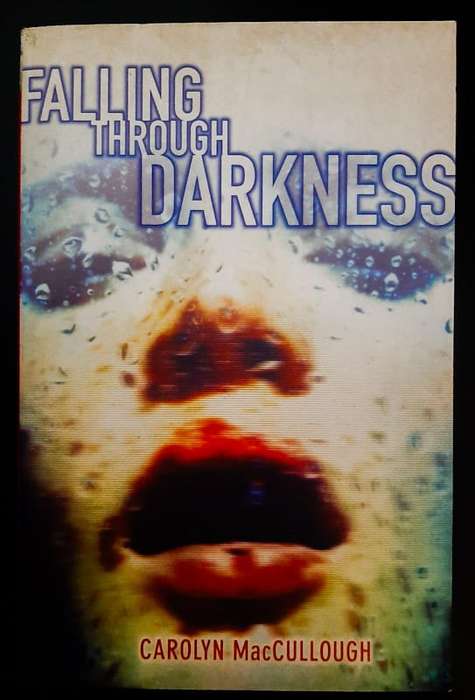 Maccullough, Carolyn - Falling Through Darkness (Carolyn Maccullough)
