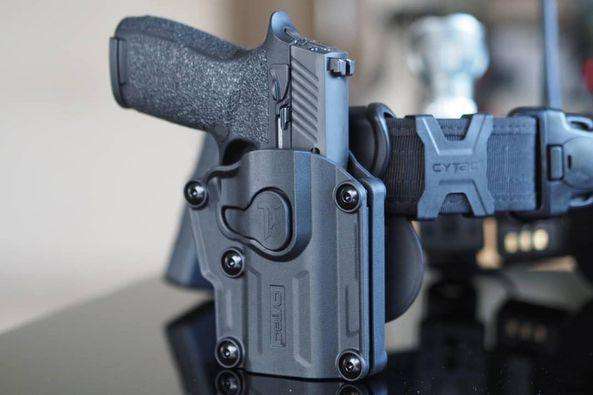 CYTAC MEGA FIT RIGHT HAND UNIVERSAL HOLSTER