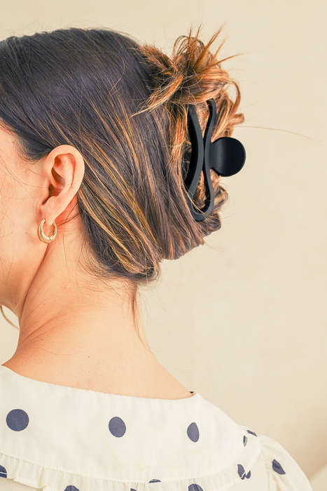 Black Minimalist Wave Shape Matte Hair Claw Clip