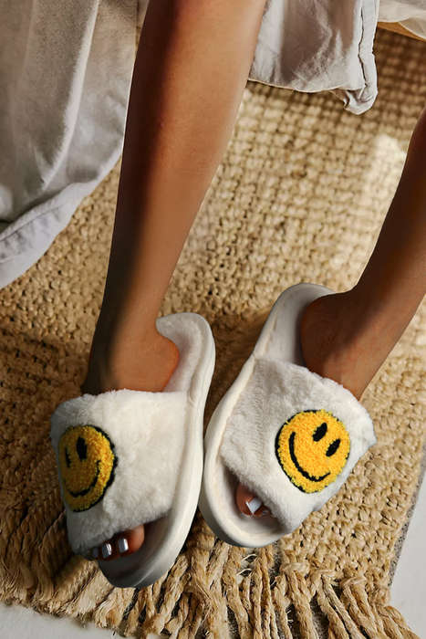 White Smile Emoji Graphic Plush Home Slippers