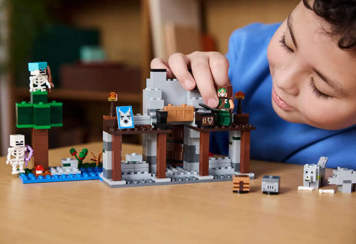 LEGO® Minecraft The Wolf Stronghold (21261)