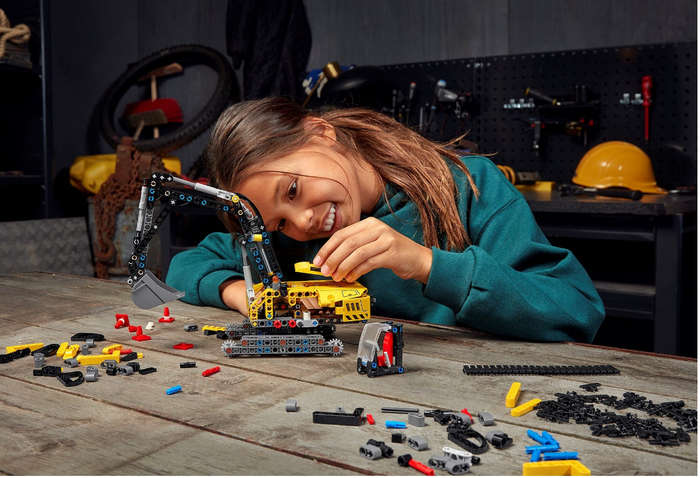 LEGO Technic 42121 Heavy-Duty Excavator