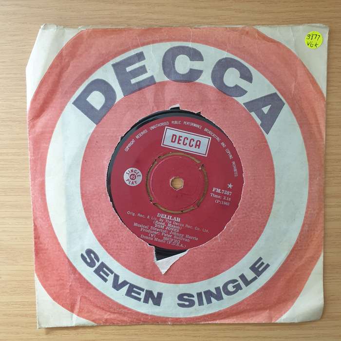 Tom Jones  Delilah/Smile - Vinyl 7" Record - Very-Good+ Quality (VG+) (verygoodplus)