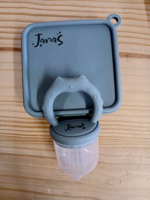 JanaS Silicone Fruit feeder and ice cube try